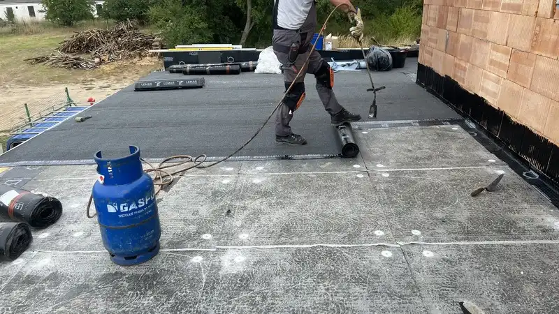 Ekipa Dekarstwo Kmieć podczas montażu membrany PCV na dachu płaskim