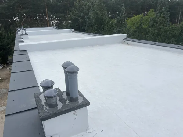 Obróbka komina wentylacyjnego na dachu płaskim — uszczelnienie przejść instalacyjnych, Bydgoszcz